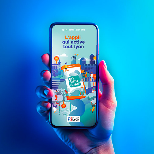 Main tenant un téléphone avec l'application EnForm@Lyon et son illustration
